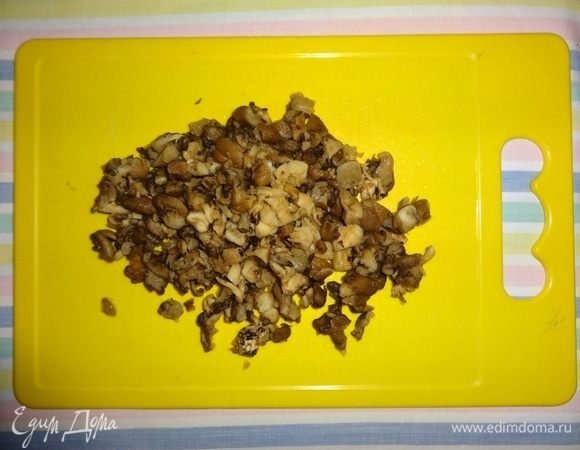 Грибы разморозить, отжать от лишней жидкости, мелко нарезать.