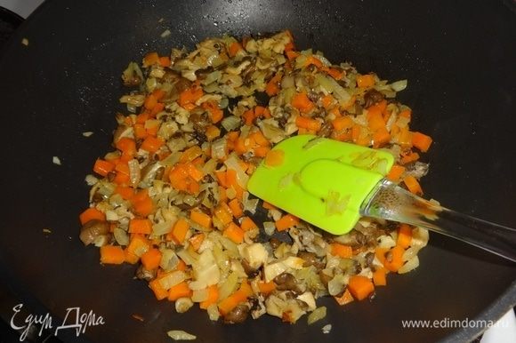 Добавить грибы в сковородку к овощам и обжаривать еще 5 минут.
