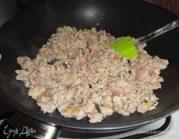 Вылить в сковороду оставшееся масло, положить фарш и обжаривать, помешивая 10 минут.