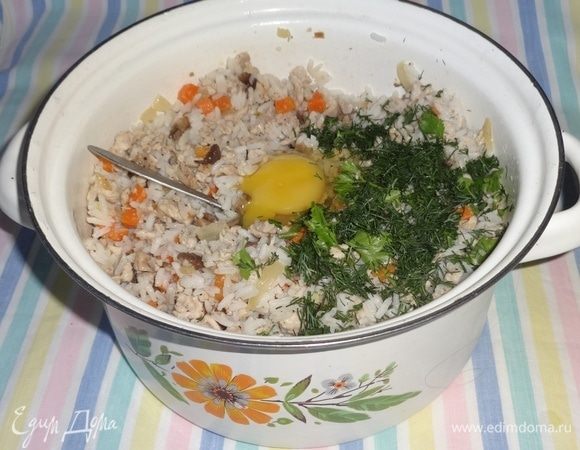 В начинку положить укроп, вбить яйца и тщательно перемешать.