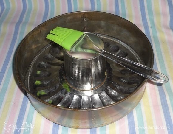 Разъемную форму-кольцо смазать растительным маслом.