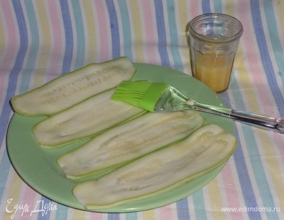 Яйцо взболтать с щепоткой соли. Пластины кабачков смазать с одной стороны яйцом.