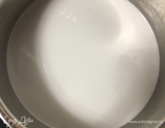 То есть из 400 мл кокосового молока в итоге получается 200 мл концентрированного кокосового молока. Именно этот объем нам и будет необходим для выпечки коржей. Остудить молоко при комнатной температуре и убрать в холодильник. Приготовление кокосового молока можно осуществить за пару дней до выпечки торта.