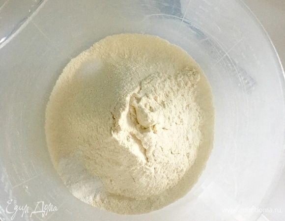 Приготовление коржей. Просеять в миску муку, соль и разрыхлитель.
