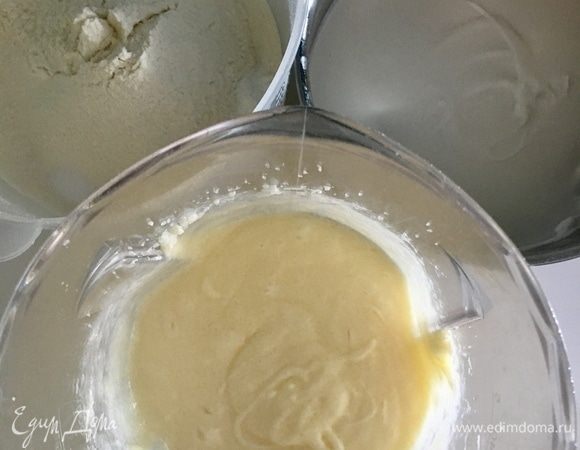 Итак, теперь у нас имеется просеянная в одну миску мука с солью и разрыхлителем. Во второй емкости — полностью остывшее концентрированное кокосовое молоко. И в третьей — взбитые в светлую пышную массу сливочное масло с сахаром и яйцами. Соединяем все вместе в несколько этапов и по очереди. То есть к масляной массе постепенно подмешиваем муку и концентрированное кокосовое молоко. В результате необходимо получить абсолютно гладкое однородное тесто.