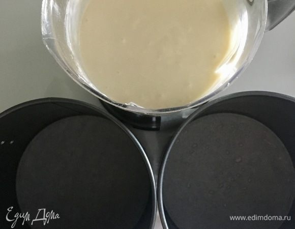 Подготовить разъемные формы, выстелив донышко бумагой для выпечки. В идеале необходимо иметь три формы диаметром 15–16 см. У меня, к сожалению, только две. Поэтому выпекала коржи по очереди. Постараться равномерно распределить тесто по формам и выпекать в заранее разогретой духовке до 180°C примерно 30 минут каждый корж. Готовность, как и всегда проверять зубочисткой. Она должна быть сухая.