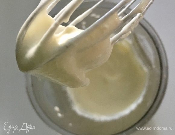 Нежный ароматный кокосовый крем готов. Можно отправить его минут на 30 в холодильник для уплотнения его консистенции и затем приступить к сборке торта.