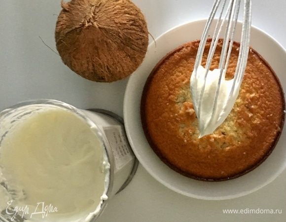 Коржи пропитывать ничем не требуется. Они сами по себе самодостаточны. Очень хрупкие, мягкие и нежные внутри. На первый корж наносим толстым слоем кокосовый крем.