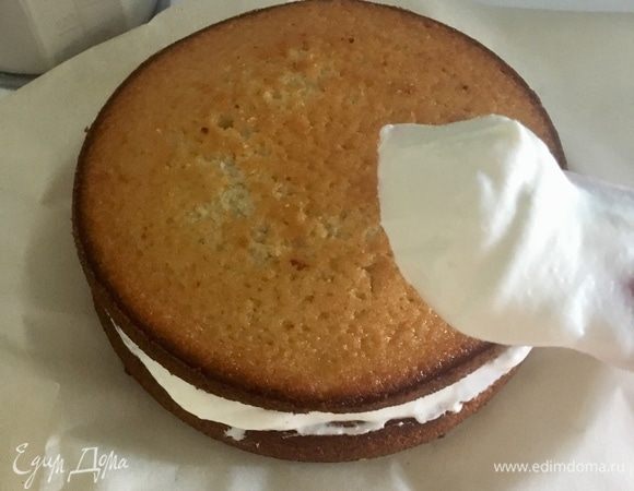 Накрываем вторым коржом, который также щедро промазываем кремом.