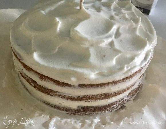 И третий корж также покрываем кокосовым кремом. Можно убрать излишки крема с краев, чтобы тортик казался как бы «голым».