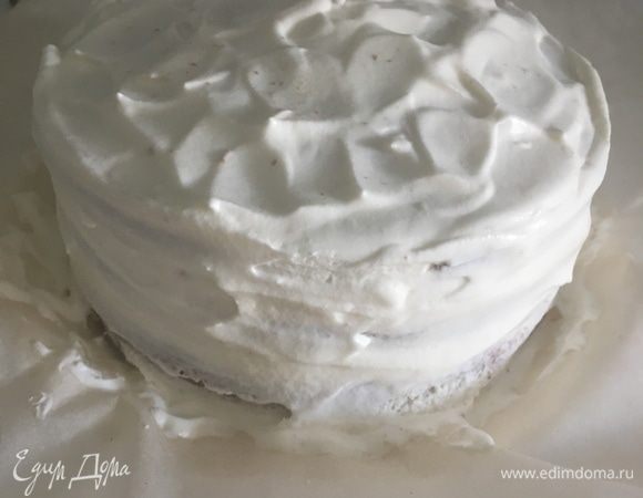 А можно полностью укрыть его облаком из кокосового крема, как сделала я. Но это дело вкуса.