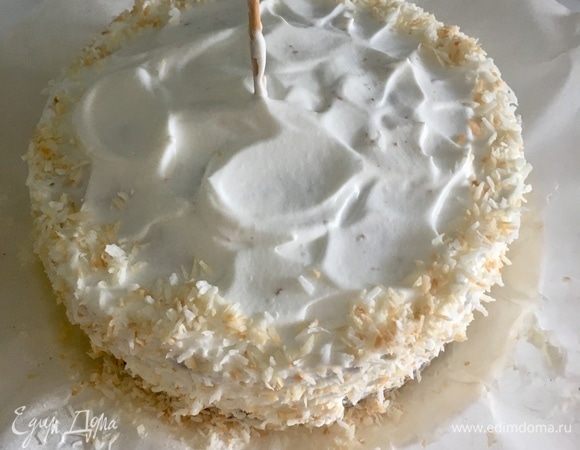 Для декора тортика я подсушила до золотистого цвета немного кокосовой стружки. Обсыпала ей края и бортики торта. Верхушку украсила конфетами «Рафаэлло». Но опять же украшение всегда остается на вкус и способности автора.