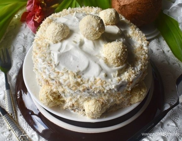 Тортику дать время отдохнуть от наших с ним манипуляций в холодильнике часа два. За это время и без того чудесные кокосовые коржи становятся еще нежнее, еще мягче и сочнее, пропитываясь ароматами и вкусами кокосового крема. И можно угощать родных и близких и пробовать самим наше «Кокосовое облако», спорхнувшее на тарелочку с кокосового дерева!