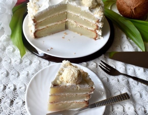 Отрезаем кусочек и пробуем! Без преувеличения, девочки, тортик само совершенство, само блаженство, лаконичный, самодостаточный, ничего лишнего! Настолько нежный, настолько хрупкий, что тает во рту!