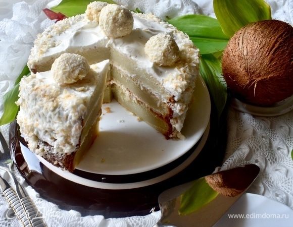 А можно и слева! Да что смотреть? Давайте же скорее пить чай! Это необыкновенно вкусный, пропитанный, сливочно-кокосовый десерт, который не оставит равнодушными даже искушенных вашими кулинарными подвигами домашних гурманов! Приятного чаепития!