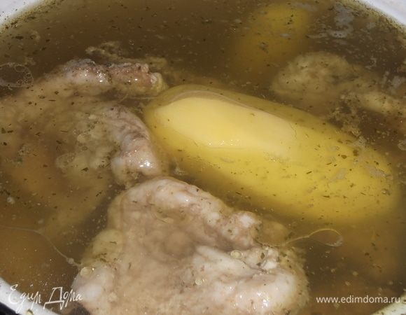 В 3–х литровой кастрюле сварить мясной бульон с картошкой. Картофель вынуть и размять. Отправить обратно в бульон.