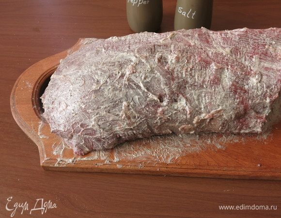 Снимем пленки и смажем маслом, солью и перцем. Столовая ложка на 1 кг мяса.