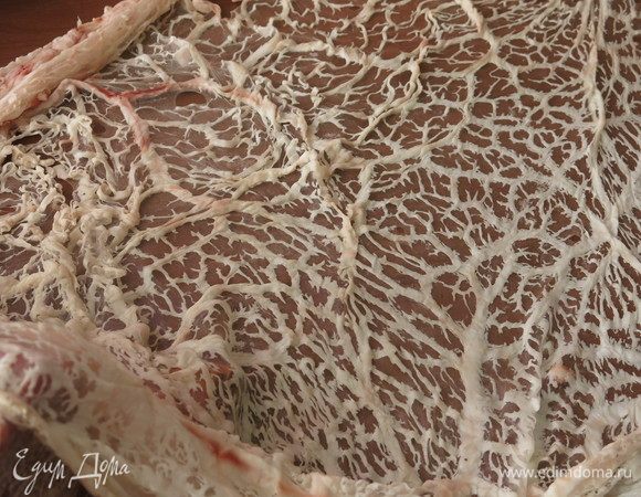 Разложим сетку. Можно ее выдержать в воде минут 30, так она легче распрямится.