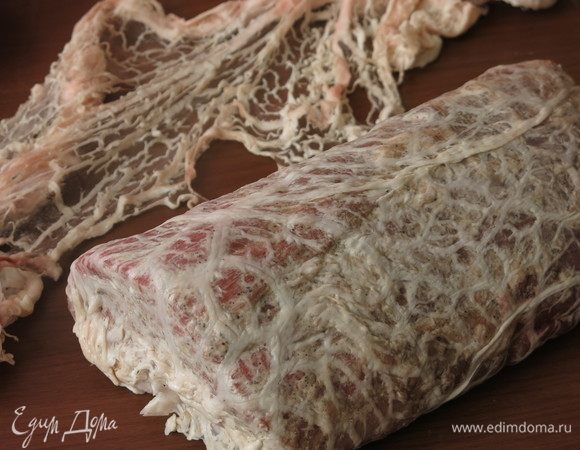 Завернем мясо в один слой сетки со всех сторон.