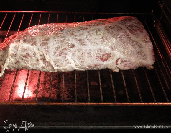 Ставим при 240°C на 16 минут, по минуте на 100 грамм. Первые 7 минут конвекция. По исходному рецепту все время нагревания конвекция. Но у меня получилось прогрев с дымом, уменьшила время обдува. Для большего прогревания, менее розовой середины — температура 250°C.