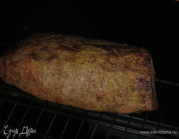 Выдерживаем мясо в закрытой духовке 2 часа. Вот такой кусок после выдержки.