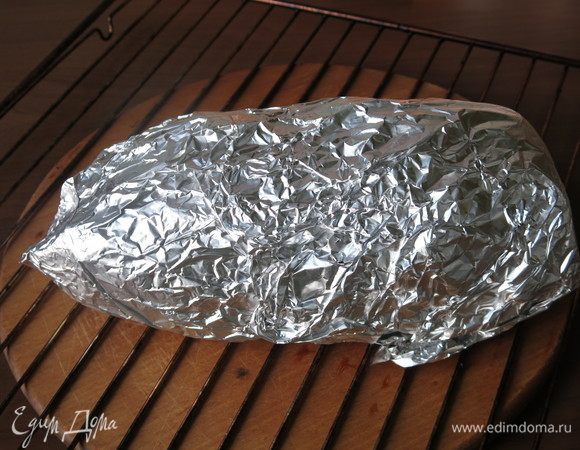 Заворачиваем мясо в фольгу на 15 минут для стабилизации соков.
