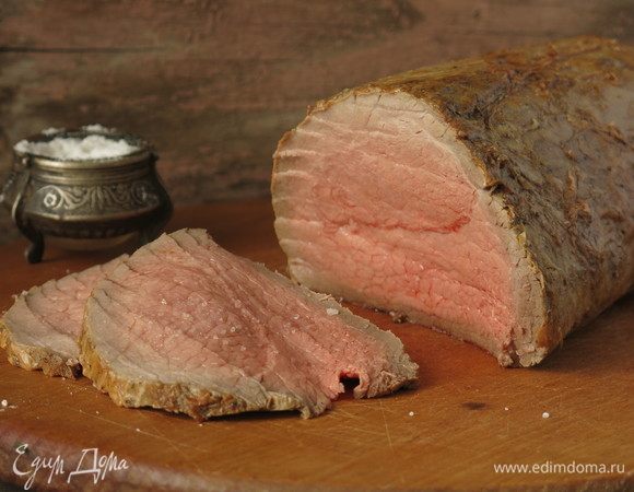 Нарезаем мясо. Получается чуть с дымком корочка и сочнейшая середина, мясо такое сочное, что за время фотографирования пришлось солить несколько раз для фотографии с солью, так как соль растворялась в выделявшемся соке. Приятного аппетита!