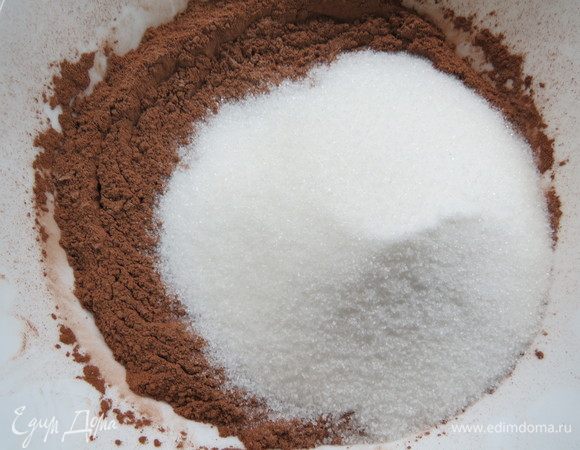 Готовим бисквит «брауни». Просеять муку с какао, разрыхлителем, содой и солью, добавить сахар.