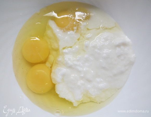 Венчиком слегка взбить яйцо с кефиром, кофе, маслом и ванилью.