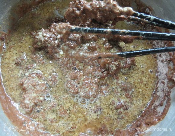 Ввести «мокрую» смесь в «сухую», взбить венчиком.