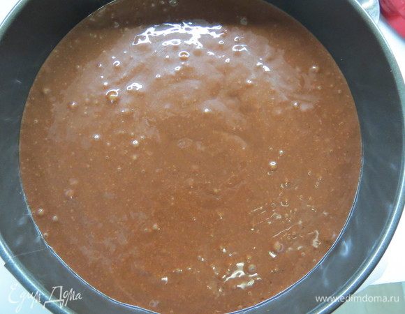 Форму для выпечки (18 см) смазать маслом и присыпать мукой. Вылить тесто в форму. Я поделила тесто пополам и выпекала одновременно в двух формах диаметром 18 см, так как если выпекать в одной, есть вероятность, что такое количество тесто плохо пропечется. Выпекать при 170°C 20 минут, затем перевернуть противень на 180°C и выпекать еще 15 минут. Проверить на готовность спичкой. Остудить бисквит на решетке. Затем перевернуть его вверх дном и оставить в форме. Остывший бисквит обернуть пищевой пленкой и дать отлежаться минимум 8 часов.<br />
 