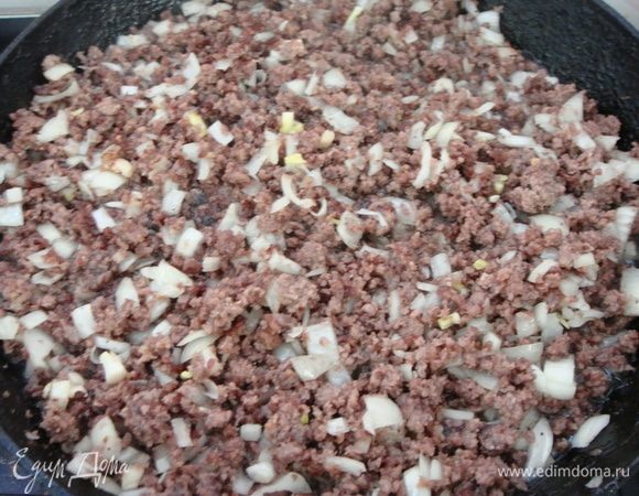 В сковороде нагреть 2 ст. л. подсолнечного масла, выложить фарш. Как испариться жидкость добавить мелко нарезанный репчатый лук, посолить и поперчить по вкусу.<br />
 