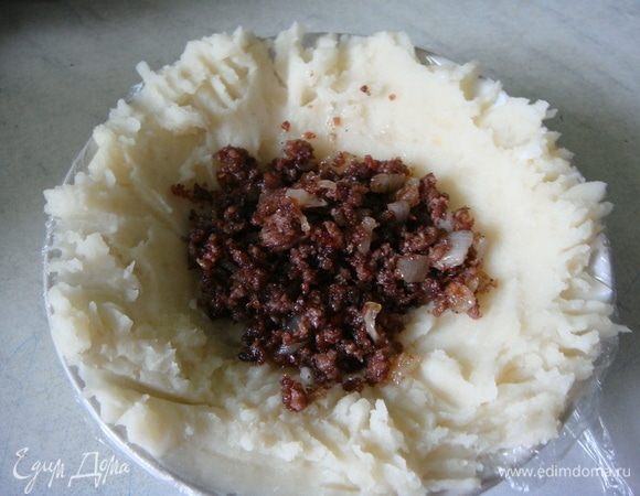 В середину выкладываем фарш.