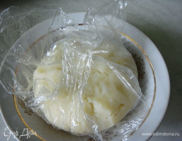 Стягиваем концы пищевой пленки и формируем колобок. Немного его сплющиваем.