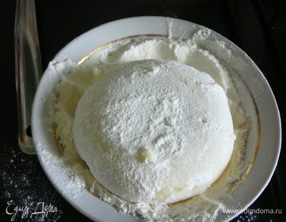 Каждый колобок обваливаем в муке.