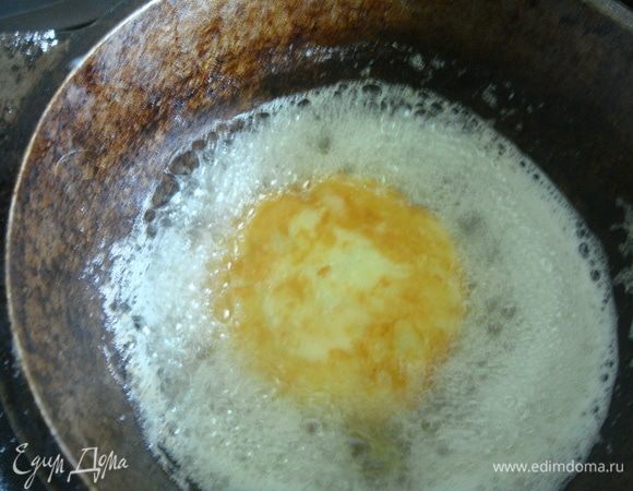 Я жарила колобки в маленьком казанке, еще можно жарить в небольшой кастрюльке. Казан с подсолнечным маслом нагреть. Выкладывать в масло по одному колобку и жарить до золотистого цвета с двух сторон.