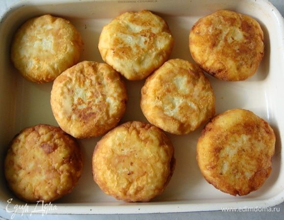 В форму для запекания выложить колобки.