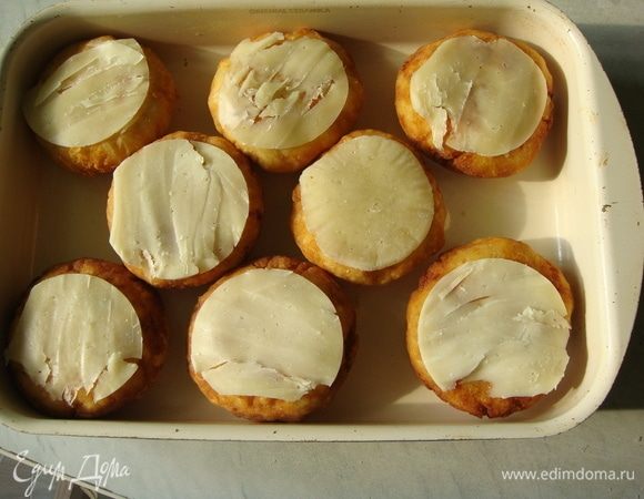 Сверху кладем кружочек сыра.