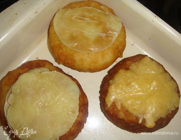 Запекать в разогретой до 200°C духовке 10 минут.