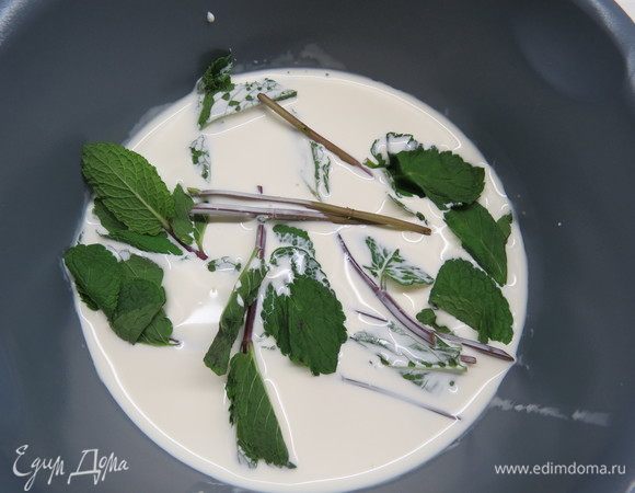 Начинаем готовить шоколадный мятный крем. 300 г сливок вылить в кастрюльку, положить веточки мяты и довести до кипения. Мята отдаст свой аромат сливками.