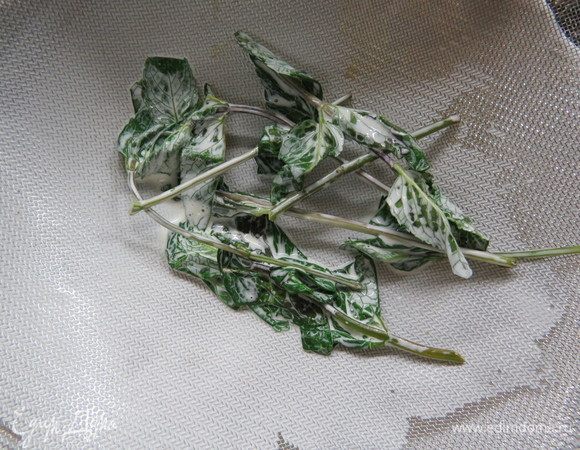 Сливки процедить от листочков мяты.