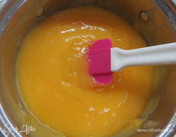 Организовать водяную баню: в кастрюльку налить воду, на кастрюлю поставить наш сотейник. Вода должно слабо кипеть и дно сотейника не должно касаться воды. При постоянном помешивании довести смесь до загустения. У меня обычно это занимает 7–8 минут. Если хотите совсем нежную текстуру (без кусочков цедры), курд можно протереть через мелкое сито (но этот шаг не обязателен). Лимонный курд контактно накрыть пищевой пленкой. Это предотвратит появление корочки на креме при остывании. Дать остыть курду до комнатной температуры.<br />
 