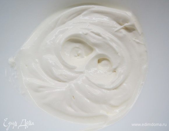 Сливки 33% взбить до устойчивых пик. Желатин замочить в воде в соотношении 1:6, затем прогреть до 60°C и распустить.<br />
 