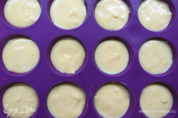 Разлить лимонный мусс по формочкам, например, полусферы, я использовала форму «мини-тарталетки». Поставить в морозилку до застывания.