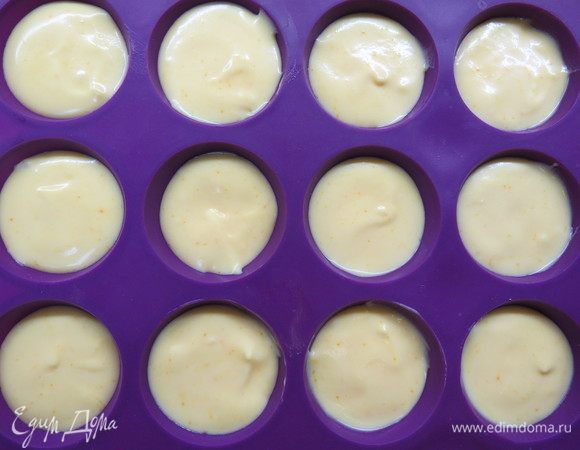 Разлить лимонный мусс по формочкам, например, полусферы, я использовала форму «мини-тарталетки». Поставить в морозилку до застывания.<br />
 