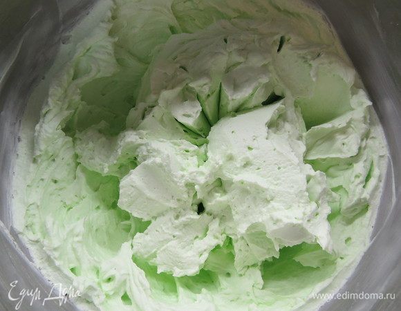 Готовим мятный крем с маскарпоне. Все ингредиенты для крема должны быть одинаковой температуры, или комнатной или из холодильника. Положить в чашу миксера, взбить до пышности. При желании можете добавить несколько капель пищевого зеленого красителя.