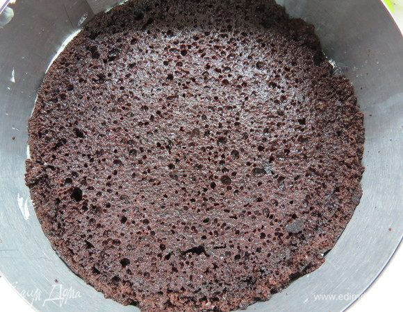 Отложить часть мятного крема для украшения тортика (у менял было 200–250 г), остальной крем использовать для сборки. На бисквит «брауни» выложить примерно 1/3 мятного крема с маскарпоне. Накрыть вторым коржом, пропитать мятной пропиткой.