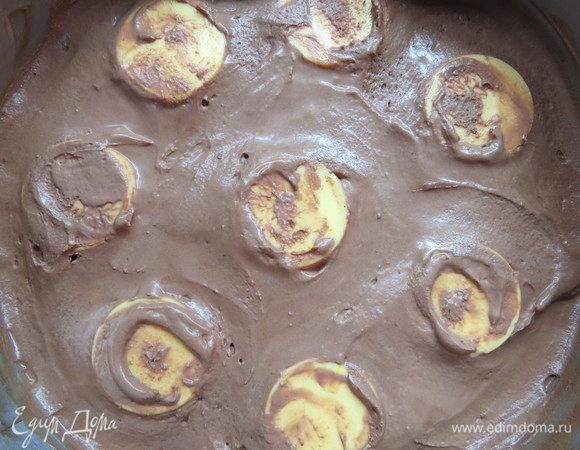 Выложить немного шоколадно-мятного крема, затем равномерно распределить замороженные полусферы с лимонным муссом, покрыть их остатками шоколадно-мятного крема.