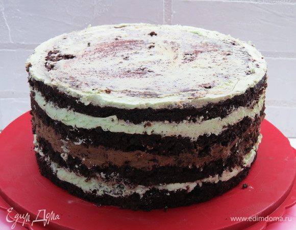 Сверху положить тарелку и груз, оставить торт в холодильнике на пару часов. После чего можно извлечь торт и приступить к декору.