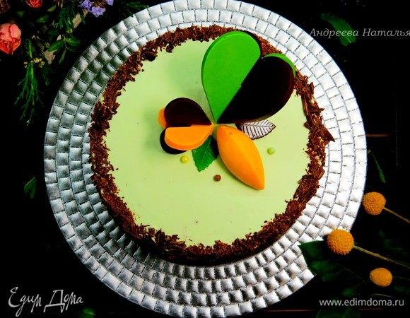 Украсить по желанию. У меня шоколадные украшения, сделанные с помощью молда «кнелли» и «3D-сердца».